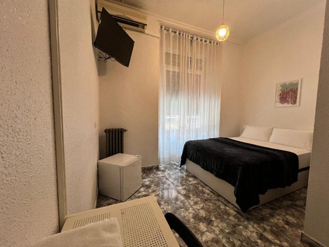 Hostal Palacios Fuencarral Madrid Ngoại thất bức ảnh