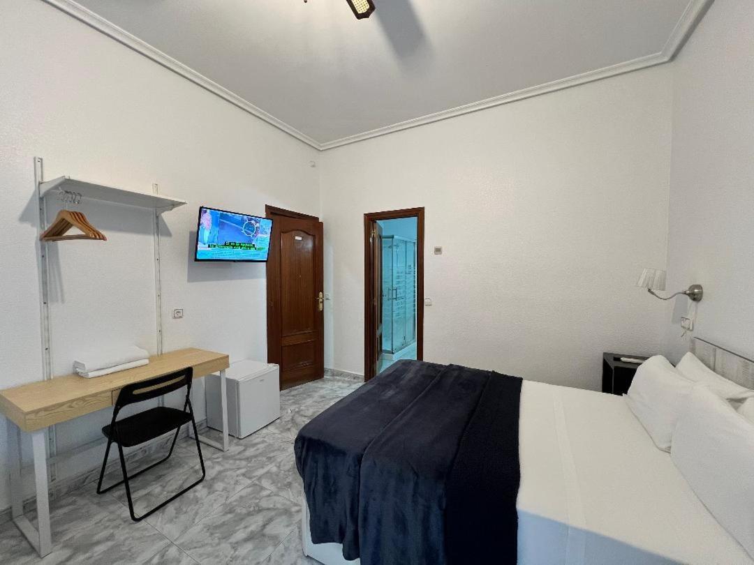 Hostal Palacios Fuencarral Madrid Ngoại thất bức ảnh