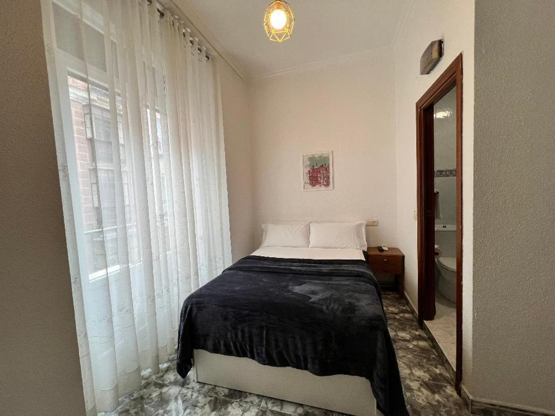 Hostal Palacios Fuencarral Madrid Ngoại thất bức ảnh