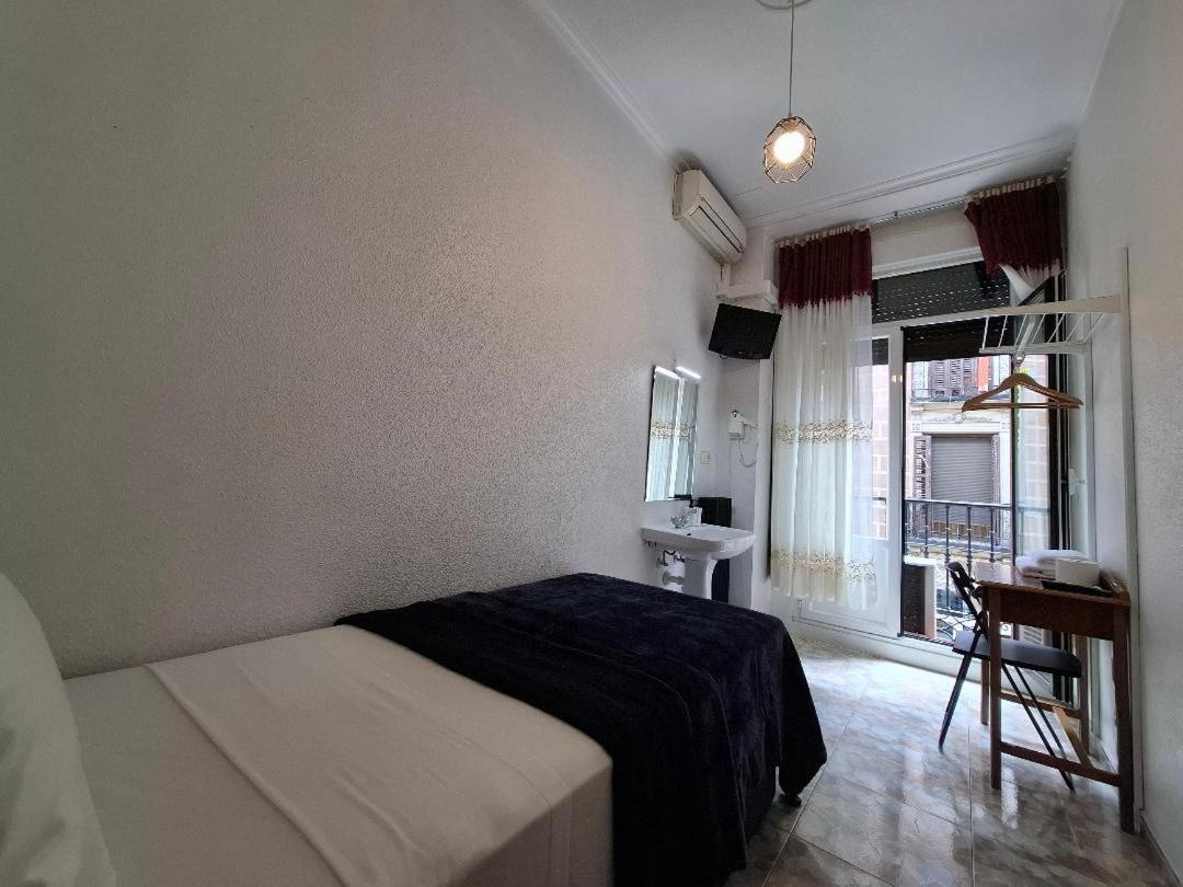 Hostal Palacios Fuencarral Madrid Ngoại thất bức ảnh