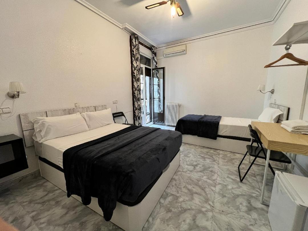 Hostal Palacios Fuencarral Madrid Ngoại thất bức ảnh