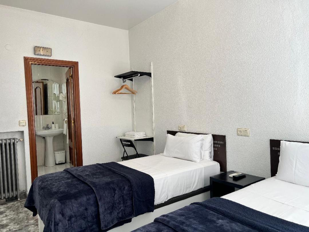 Hostal Palacios Fuencarral Madrid Ngoại thất bức ảnh